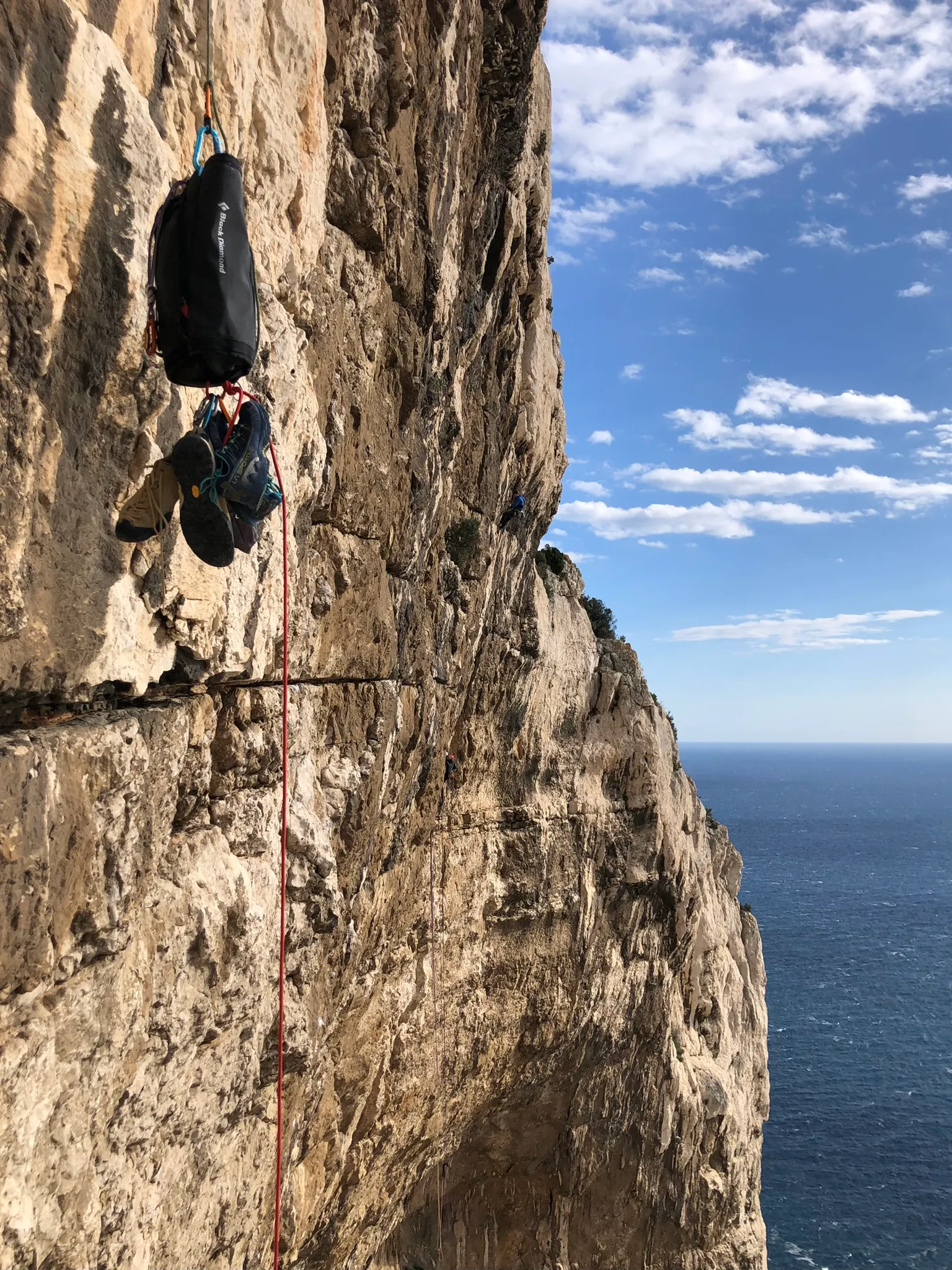Sac hissé le long de la paroi dans une grande voie des Calanques